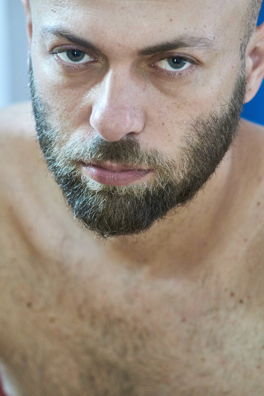 Mnoho mužů chce cvičit.